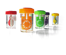 Разноцветные контейнеры для линз в виде стаканчиков.